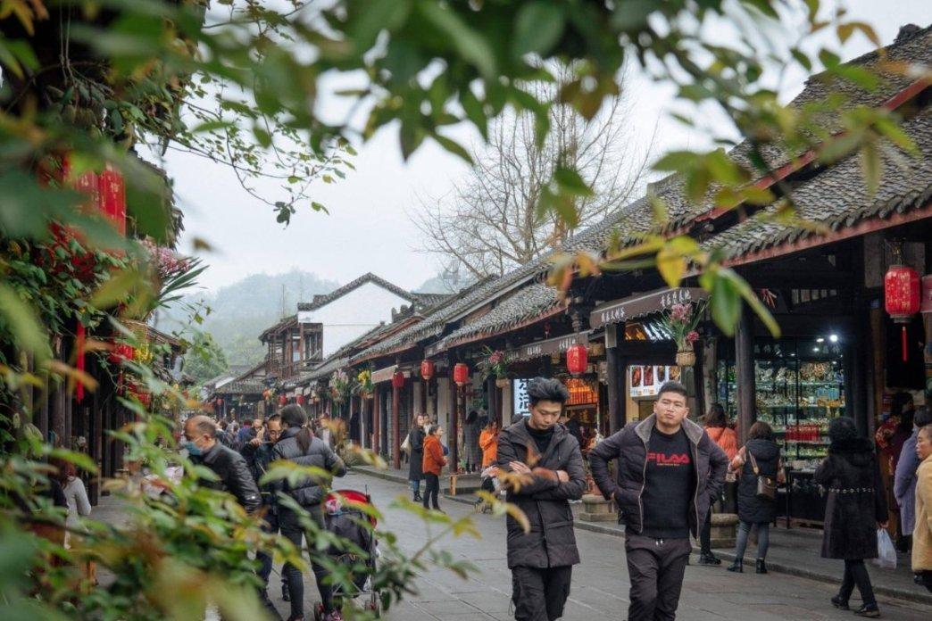 何春辉到余店镇余围孜村看望慰问驻村工作队